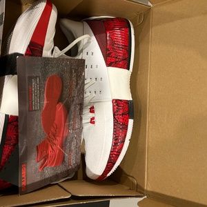 Sm D Lillard 3 March Madness size 11    (With box)